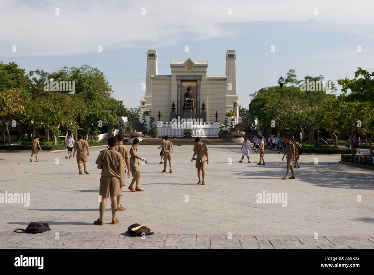 Pfadfinder spielen Fußball vor einer großen Moument in Bangkok Stockfoto