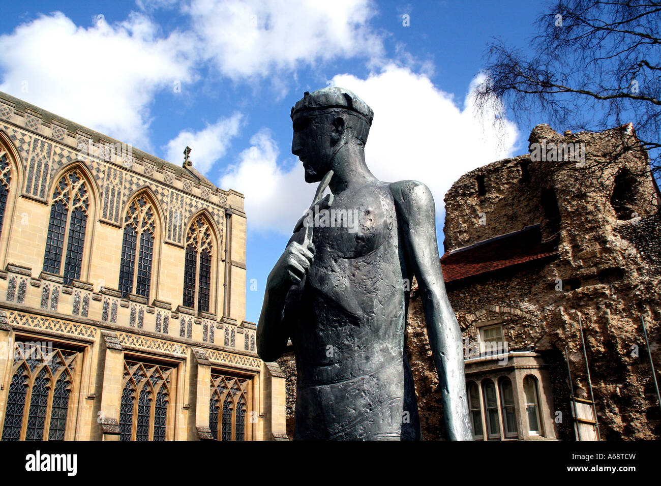 Die Statue des St. Edmund erstellt die Märtyrer von Elizabeth Frink in Bury St Edmunds Suffolk UK Stockfoto