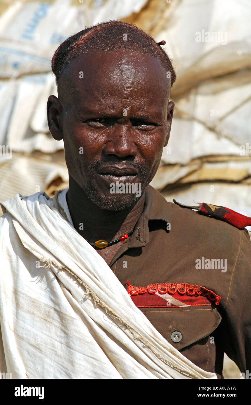 Ein Turkana-Mann floh der Bürgerkrieg im Sudan und lebt jetzt in einem Flüchtlingslager in Lokichoggio, Kenia. Stockfoto