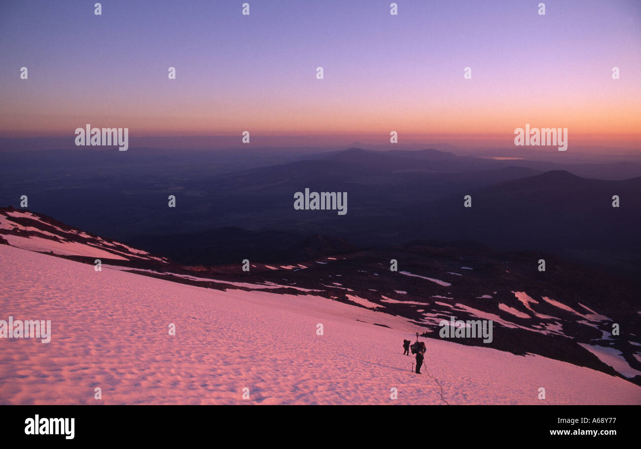 Klettern bei Sonnenaufgang auf die Hotlum Gletscher Mount Shasta Kalifornien USA Stockfoto