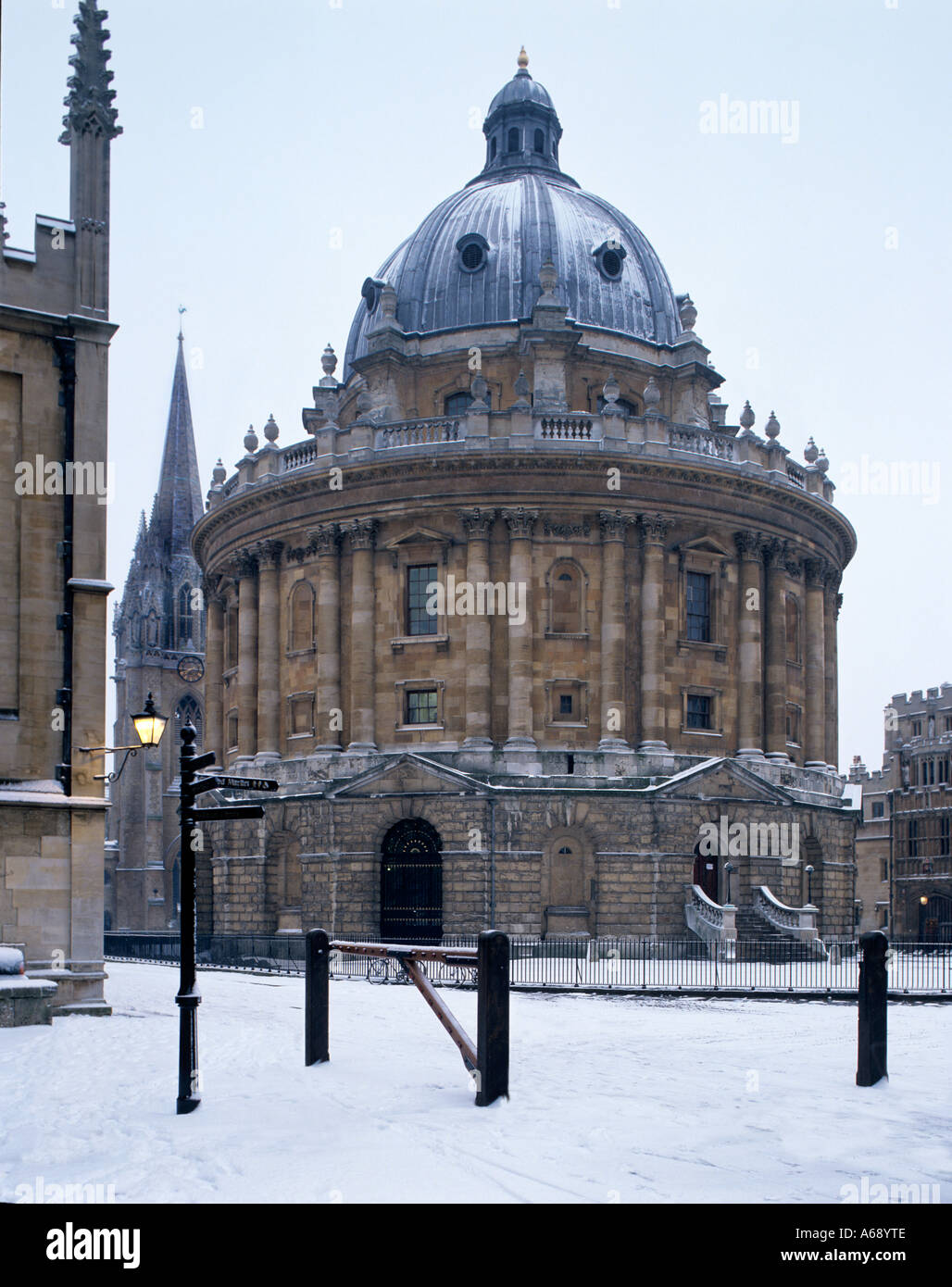 Radcliffe Camera im Schnee, Oxford, England. Stockfoto