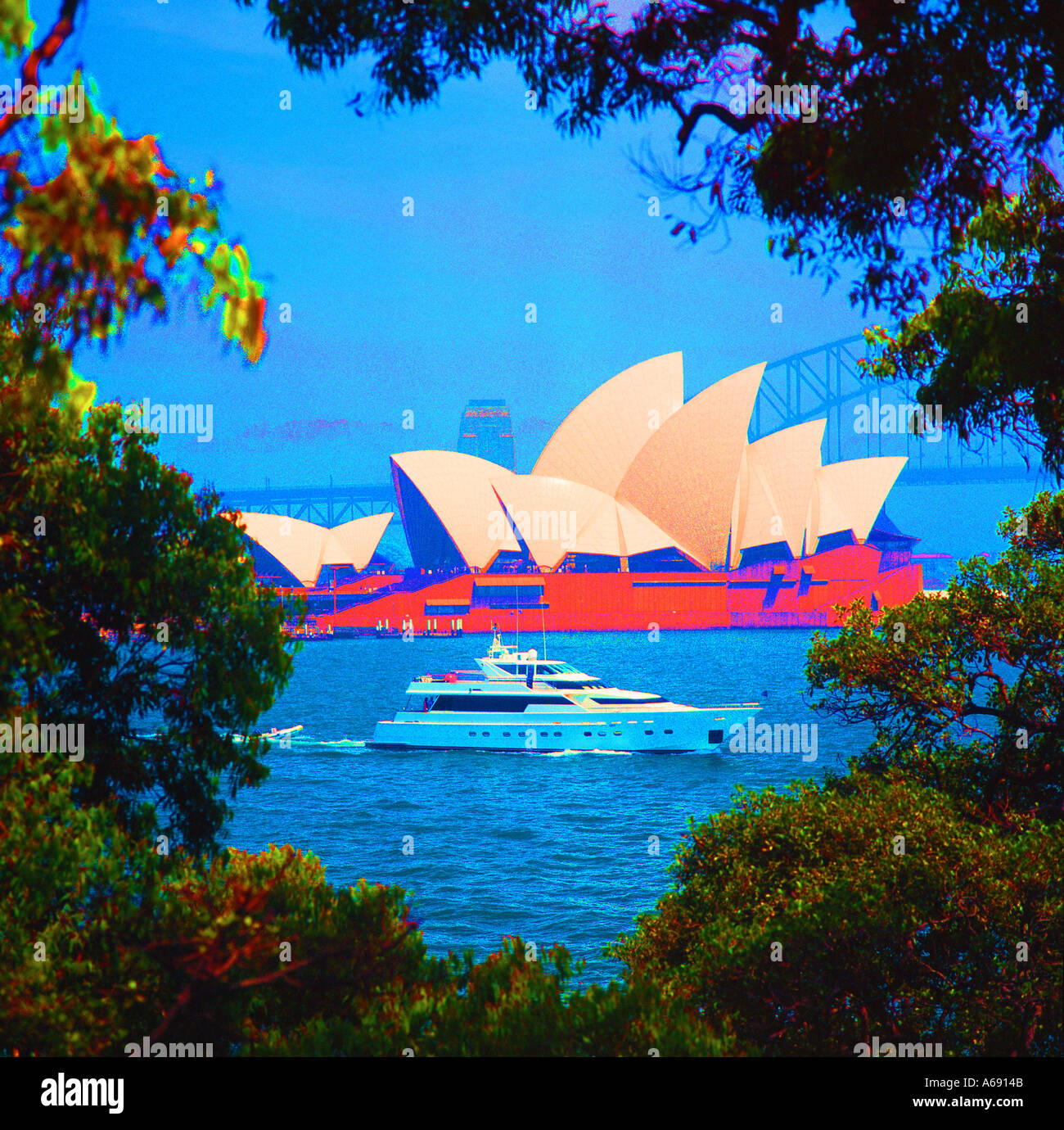 Surrealen Eindruck von Sydney Harbour & Opernhaus am Bennelong Point-Luxus-Motoryacht im Vordergrund New South Wales Australien Stockfoto