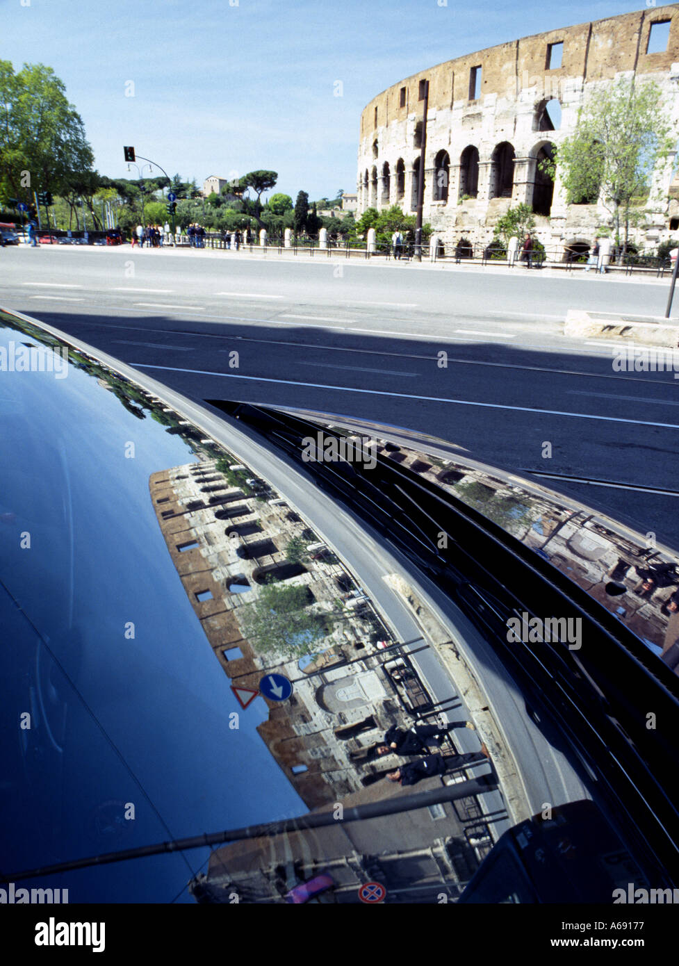 Kolosseum spiegelt sich in dem Auto Winscreen Rom Italien Stockfoto