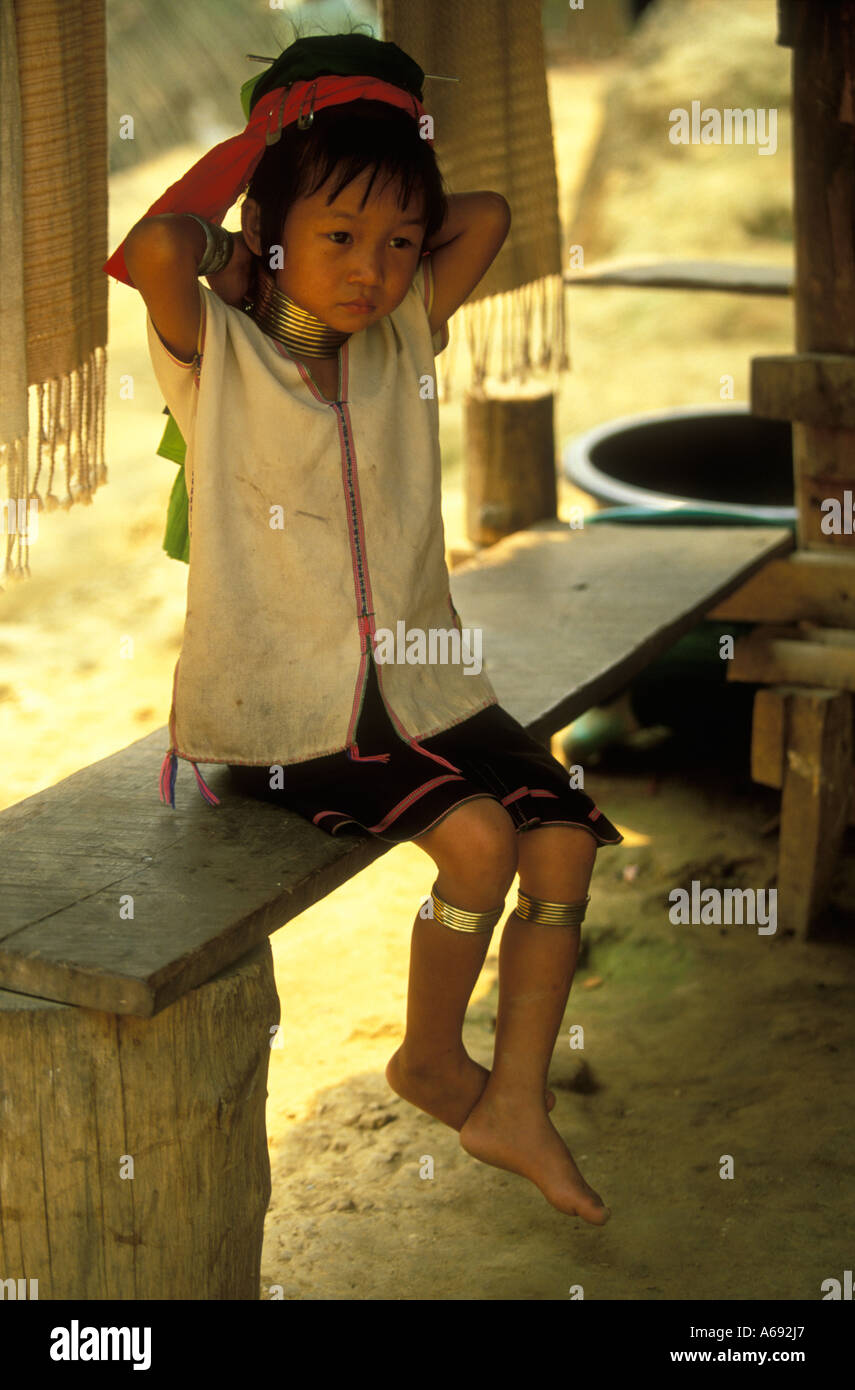 Eine Padaung Mädchen passt ihre Halsringe in Nai Soi ein Flüchtling Dorf in Mae Hong Son Provinz von Thailand Stockfoto