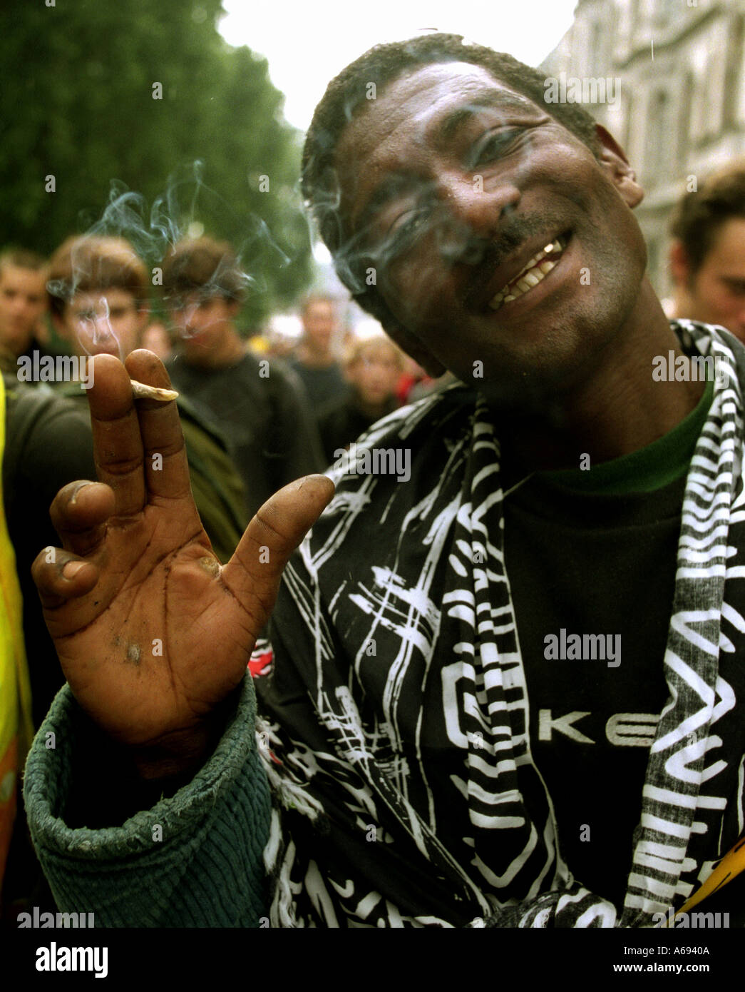 Rauchen eines Joints an die Legalisierung von Cannabis-März in London Stockfoto