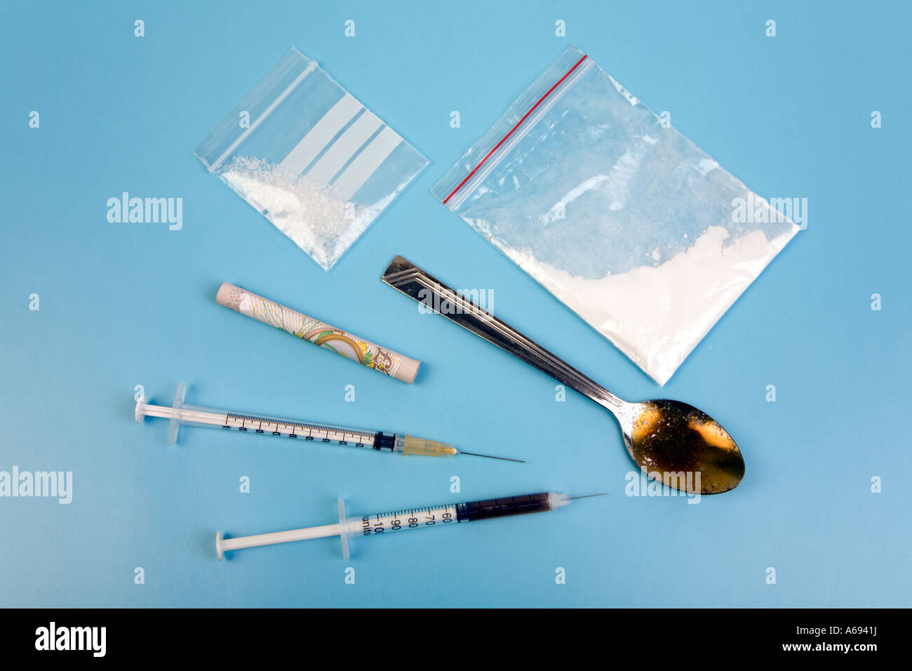 Typische Drogen und Drogenzubehör Stockfotografie - Alamy