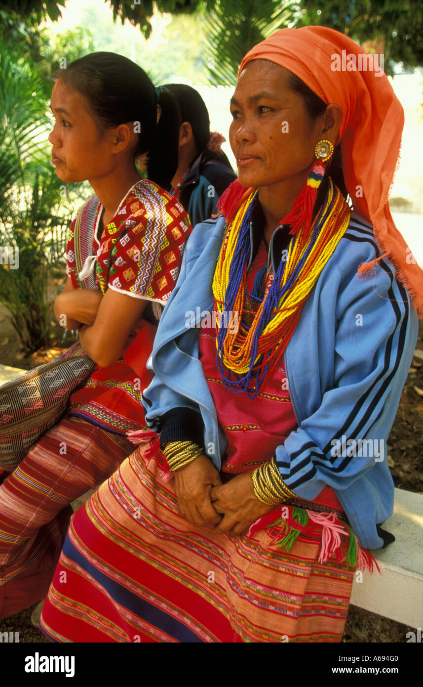 Karen-Frauen in traditioneller Kleidung warten eine Prozession während des Songkran fest in Chiang Mai Thailand starten Stockfoto