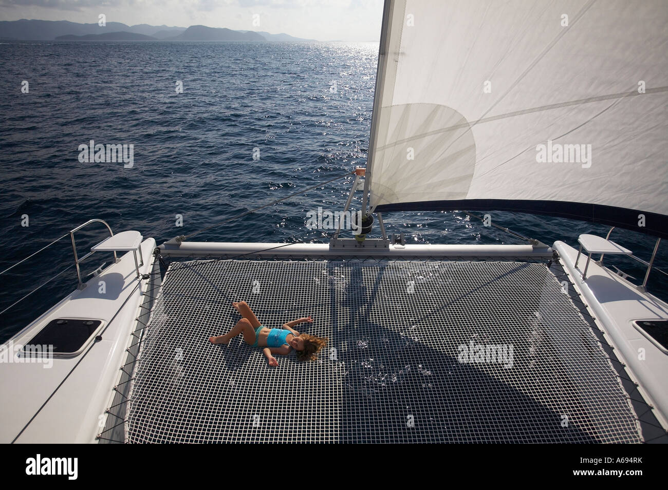 junges Mädchen auf dem Trampolin auf Katamaran, Segelboot in Britische  Jungferninseln Stockfotografie - Alamy