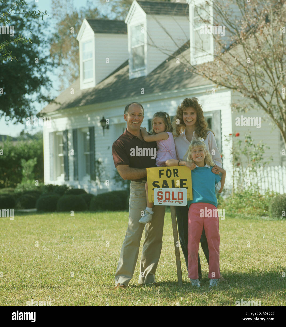 Vierköpfige Familie mit neu erworbenen Haus Stockfoto