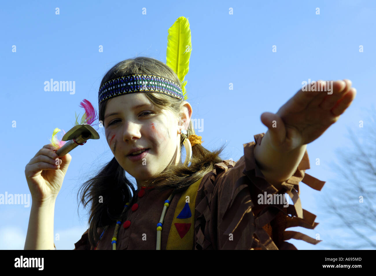 Squaw Indianer Idigenous female Mädchen Feder Karneval Karneval Kostüm Kostüm positive gewürfeltem Spaß Genuss Rolle Stockfoto
