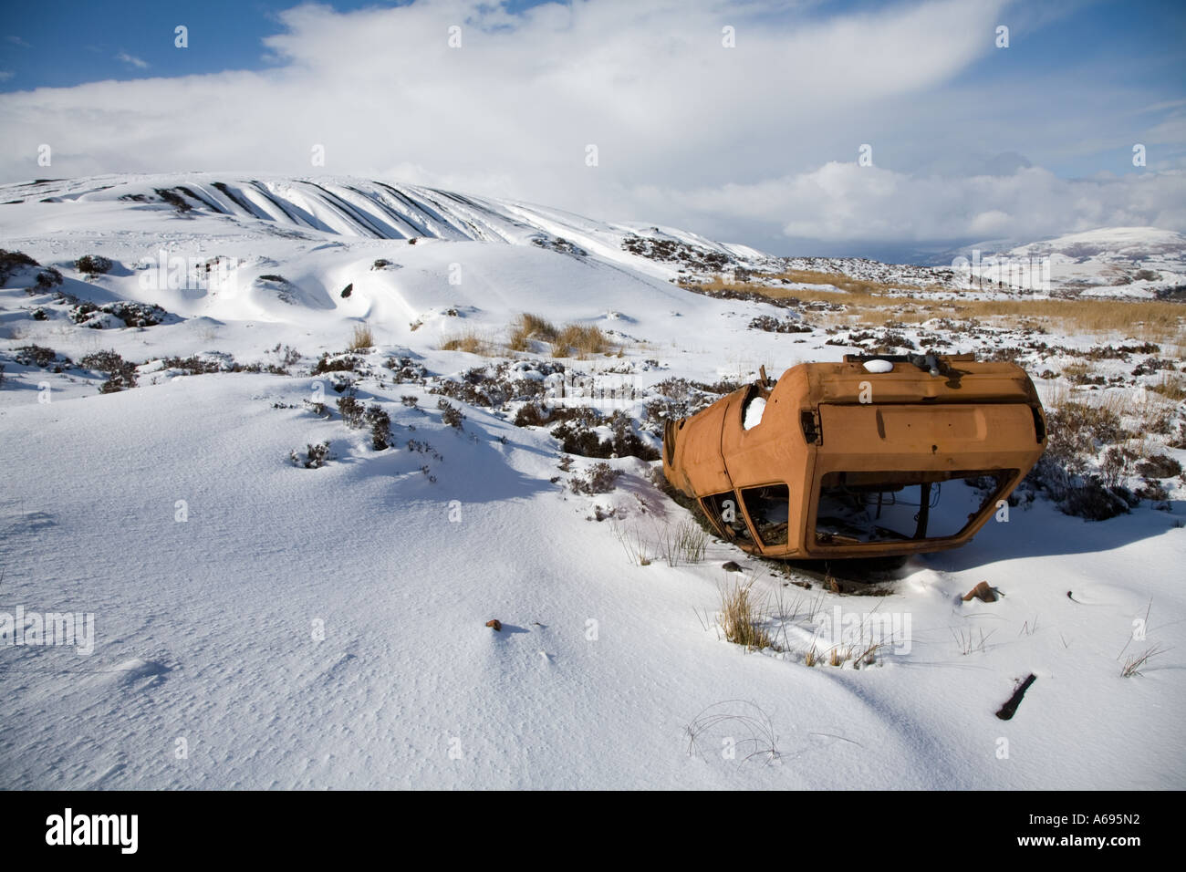Verlassene verbranntes Auto abgeladen auf Mauren im Winter "Blaenavon World Heritage Site" Wales UK Stockfoto