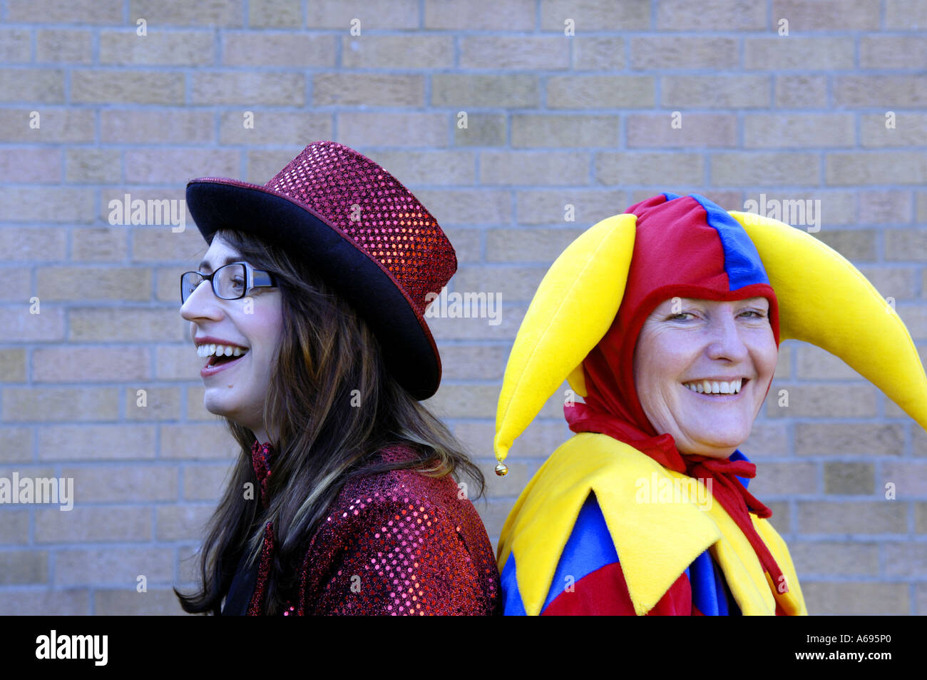 Frauen Frauen Kostüm Kostüm Karneval Carniva Feier horizontale Nahaufnahme  Gesichter Portraits Köpfe zwei Lehrer Zylinder r Stockfotografie - Alamy
