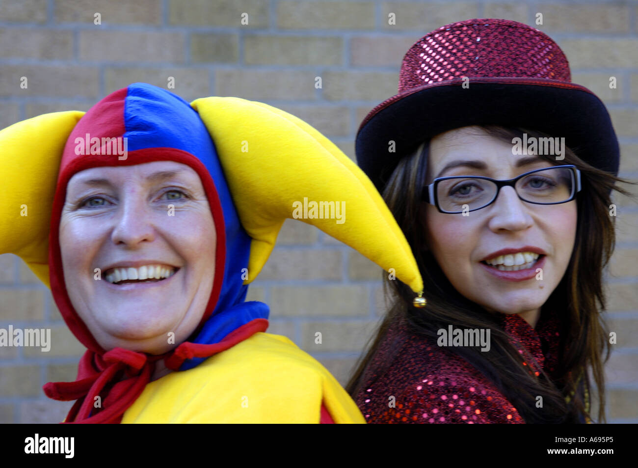 Frauen Frauen Kostum Kostum Karneval Carniva Feier Horizontale Nahaufnahme Gesichter Portraits Kopfe Zwei Lehrer Zylinder R Stockfotografie Alamy