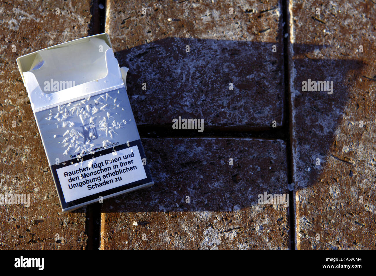 das Rauchen von Zigaretten eingefroren Winter Nikotin Krebs Verbraucher  Konsum germanischen vertikalen Farbe Farbe Deutschland deutsche deutschland  Stockfotografie - Alamy