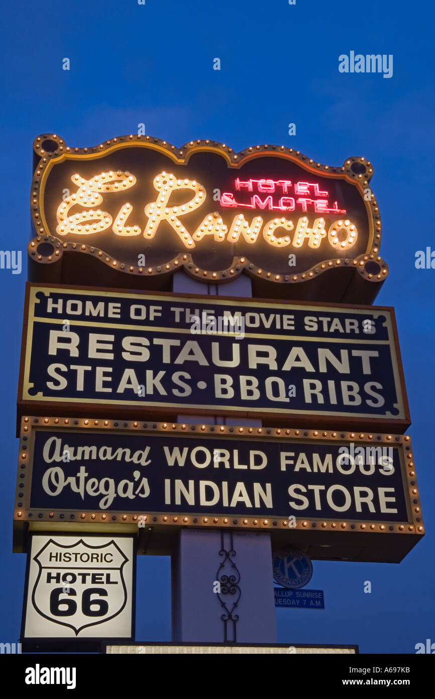 Neon-Schild für das historische El Rancho Hotel auf der Route 66 in Gallup, New Mexico Stockfoto