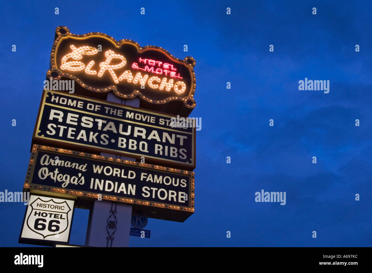 Neon-Schild für das historische El Rancho Hotel auf der Route 66 in Gallup, New Mexico Stockfoto