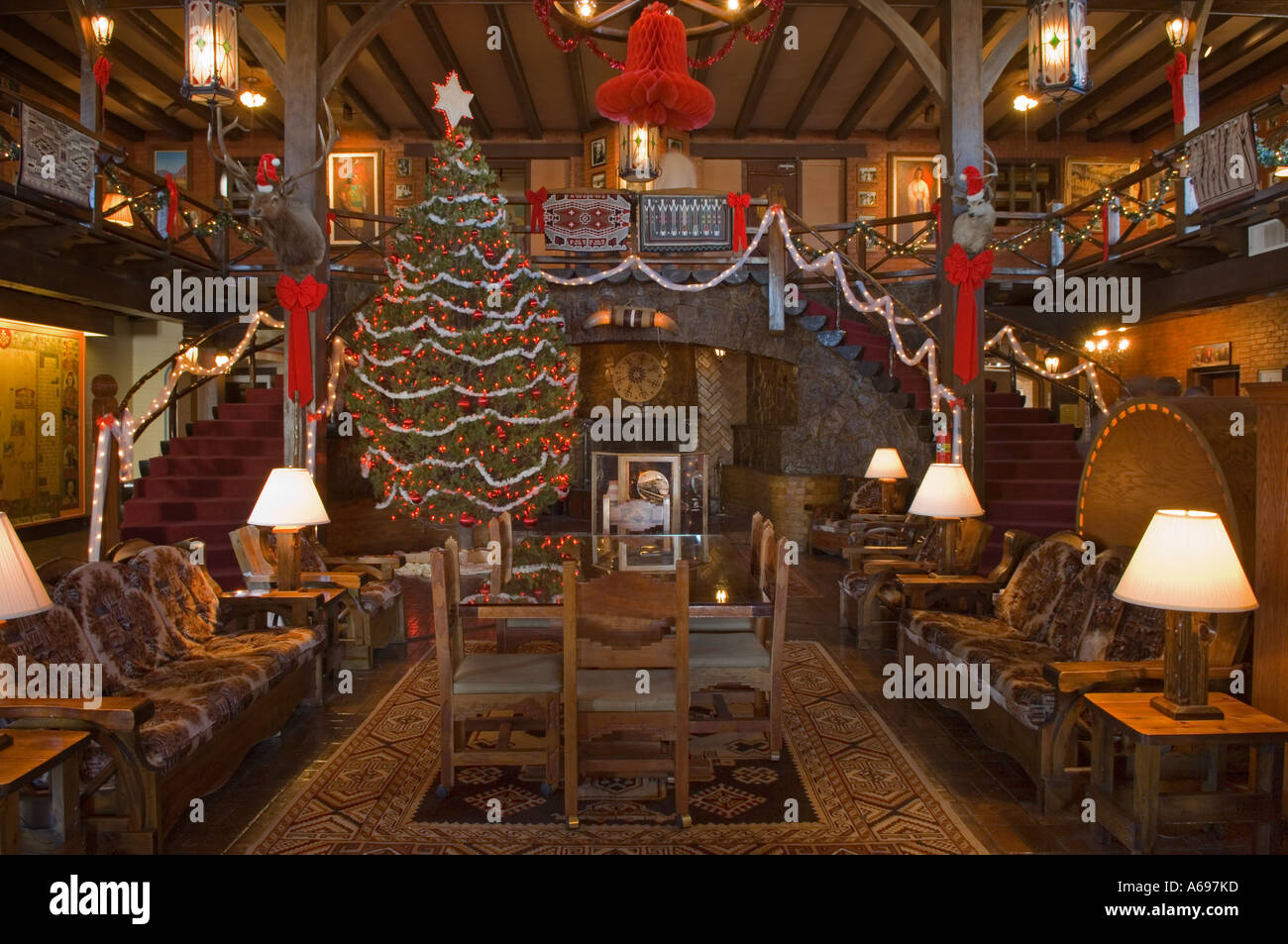 Lobby des historischen El Rancho Hotel auf der Route 66 in Gallup, New Mexico dekoriert für Weihnachten Stockfoto