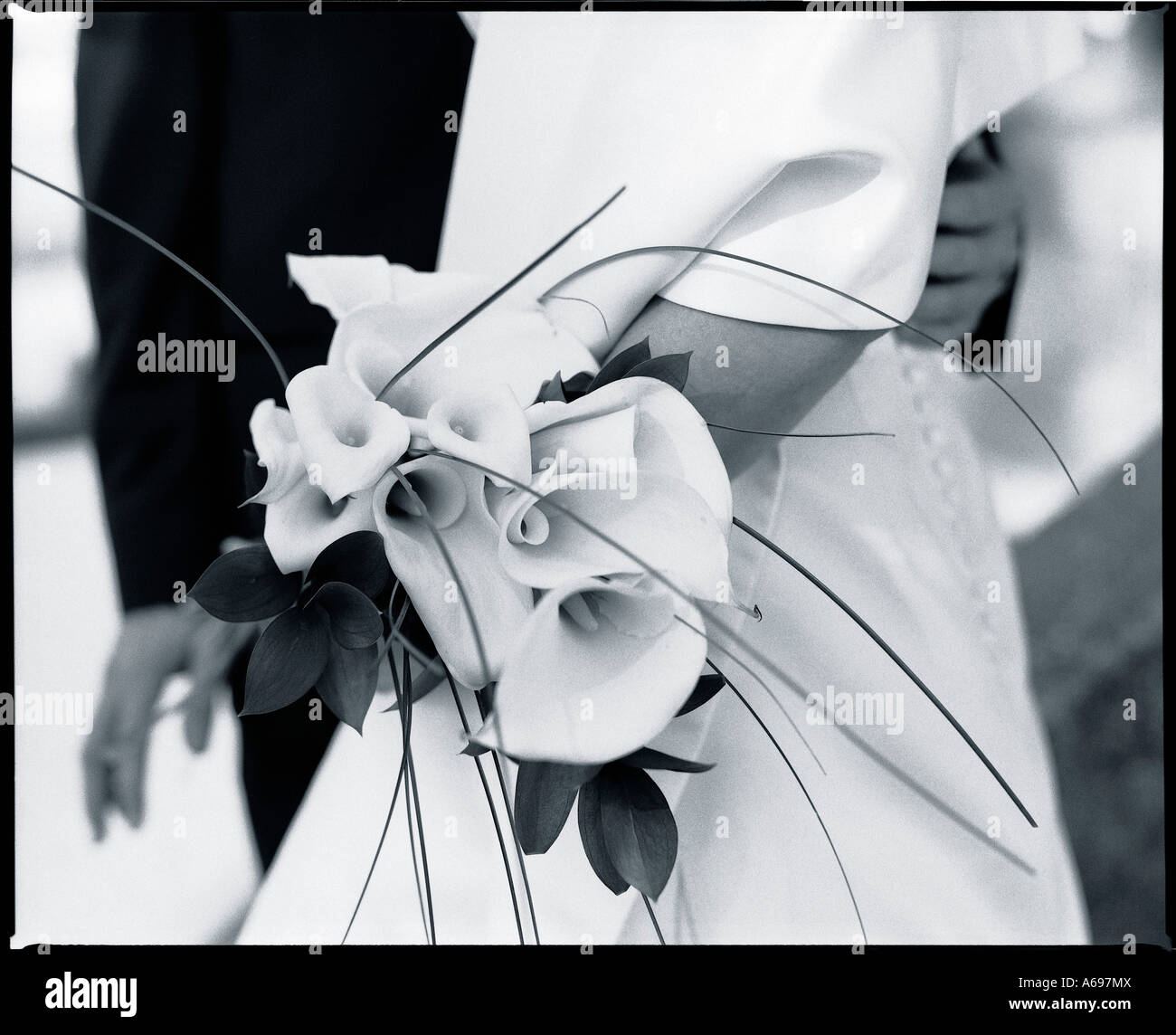 Blumen von Braut am Hochzeitstag durchgeführt. Stockfoto