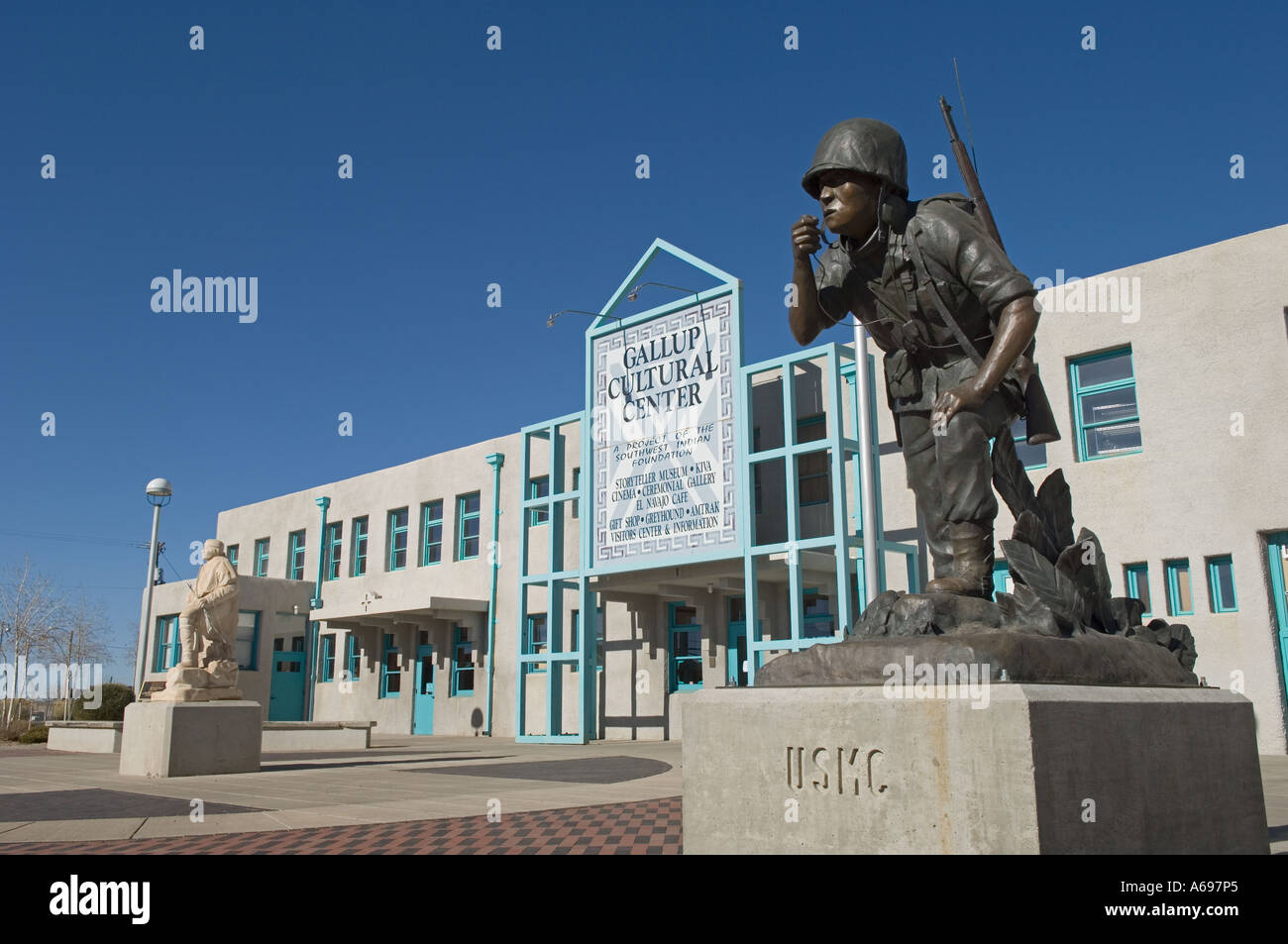 Gallup Cultural Center mit Bronze-Denkmal für den zweiten Weltkrieg Navajo Code Talkers Stockfoto