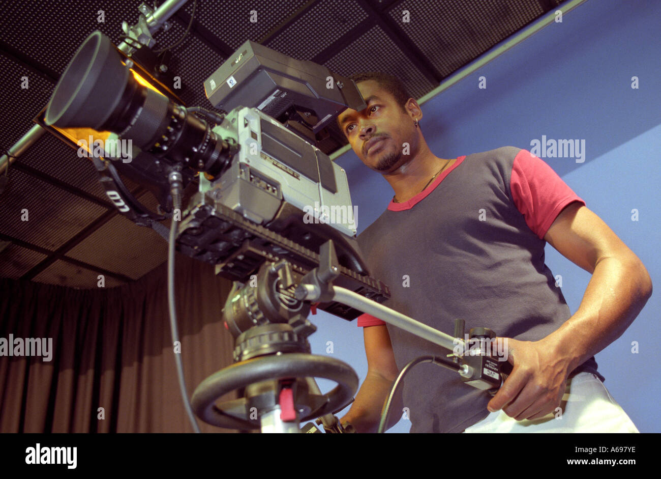 Männliche Schüler auf einem TV-Film-Kurs am college Stockfoto
