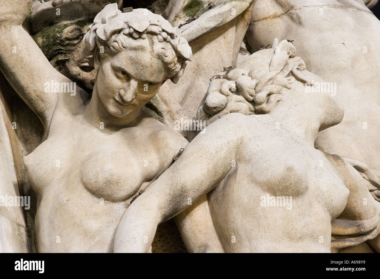 Frankreich, Paris, 9. Arr., Detail der Fassade der Oper (Palais Garnier), Statuen, Gebäude im Hintergrund Stockfoto