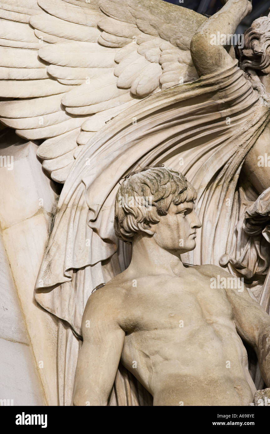 Frankreich, Paris, 9. Arr., Detail der Fassade der Oper (Palais Garnier), Statuen, Gebäude im Hintergrund Stockfoto