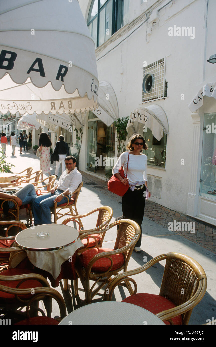 Capri Italien Cafe Tische auf via Vittorio Emanuele Capri s Prinzip Einkaufsstraße Stockfoto