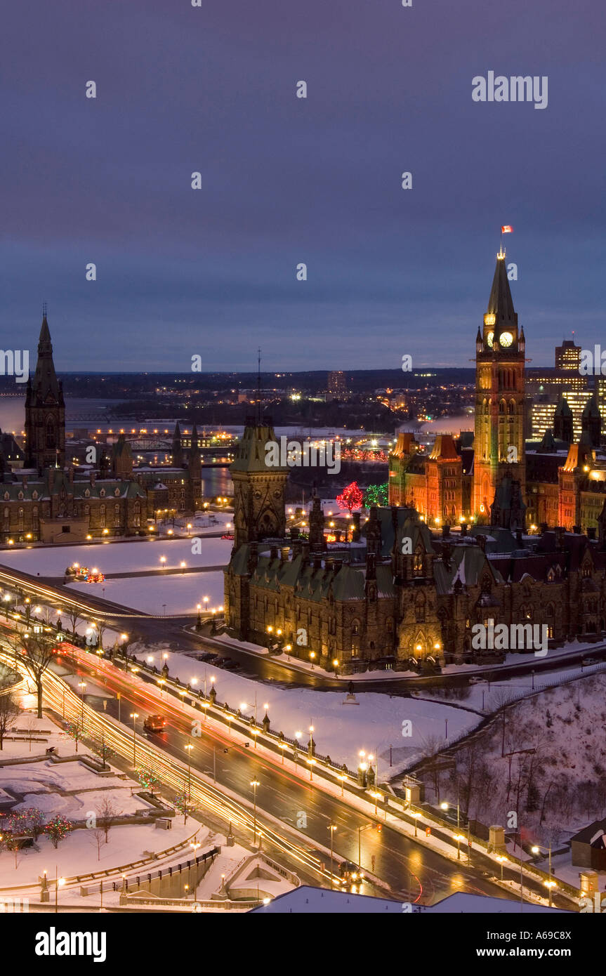 Kanadas Parlamentsgebäude zu Weihnachten. Stockfoto