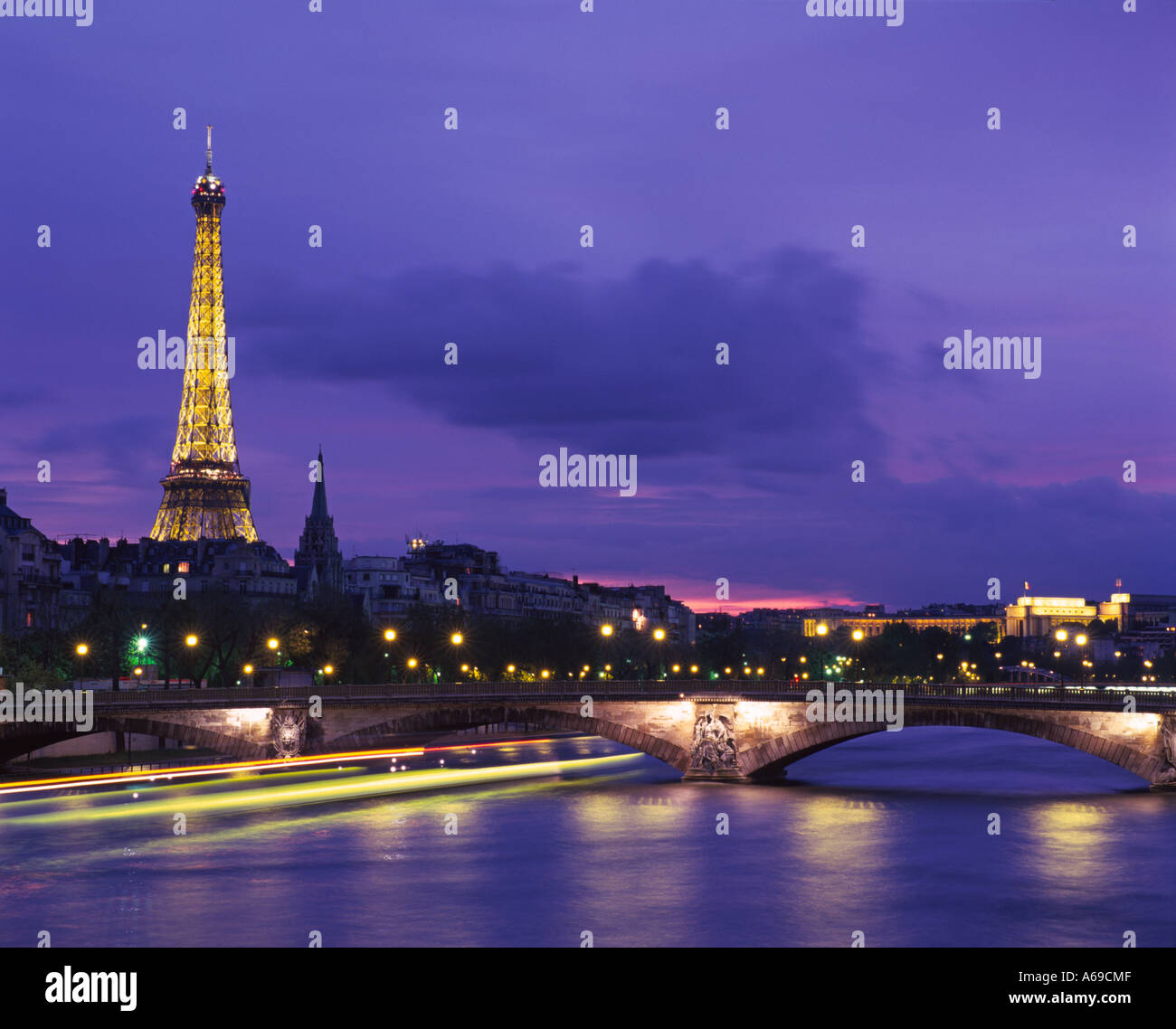 Europa Frankreich Paris Fluss Seine und Eiffelturm bei Nacht Stockfoto
