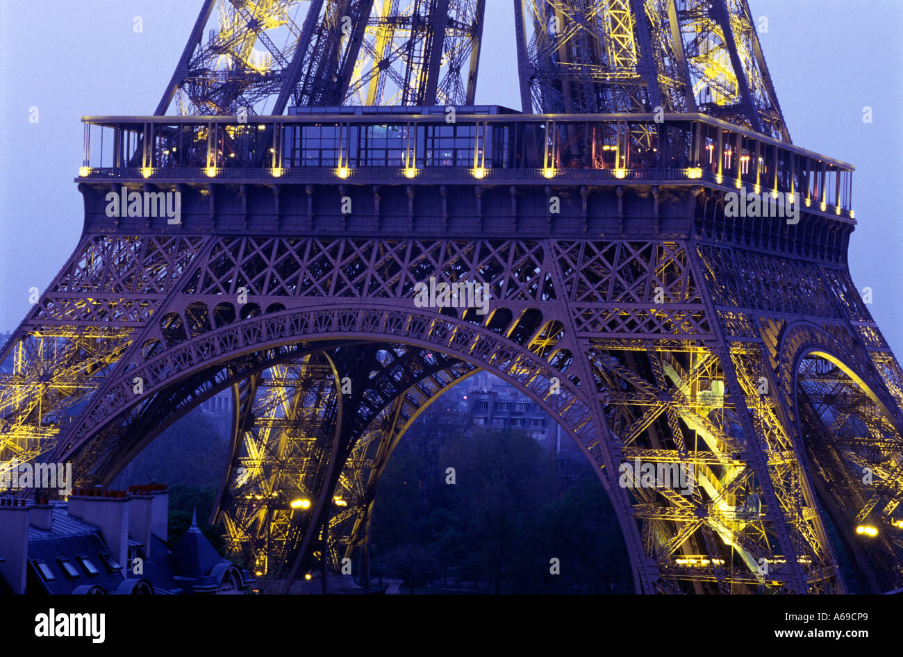 Europa, Frankreich, Paris, Eiffelturm in der Nacht, Nahaufnahme Stockfoto