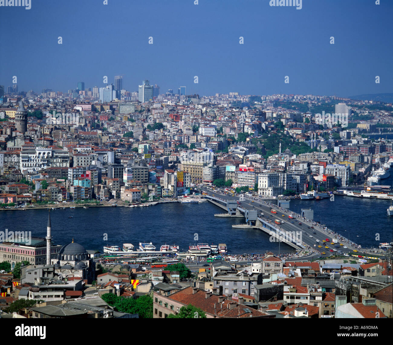 Galata-Brücke und golden Horn angesehen von Beyazit Tower Istanbul Türkei Stockfoto