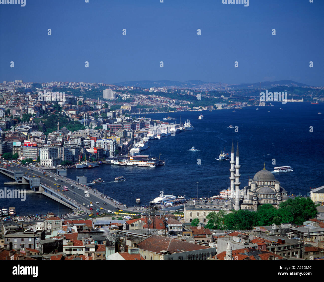 Yeni Camii Moschee in Galata-Brücke golden Horn und den Bosporus von Beyazit Tower Istanbul Türkei betrachtet Stockfoto