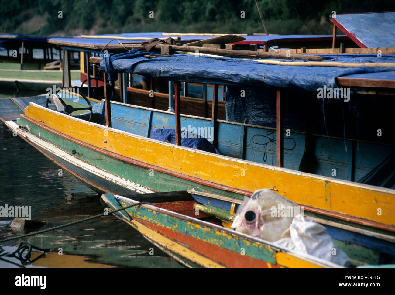 Bunten Langbooten vertäut am Ufer des Flusses Nam Ou. Laos Stockfoto