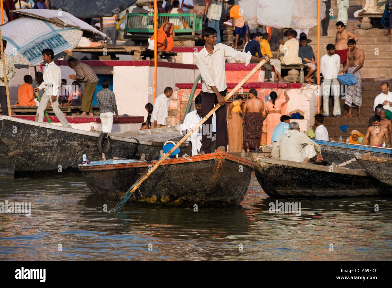 Die hinduistischen Ghats am westlichen Ufer des heiligen Ganges in Varanasi in Uttar Pradesh Region im Norden Indiens Stockfoto