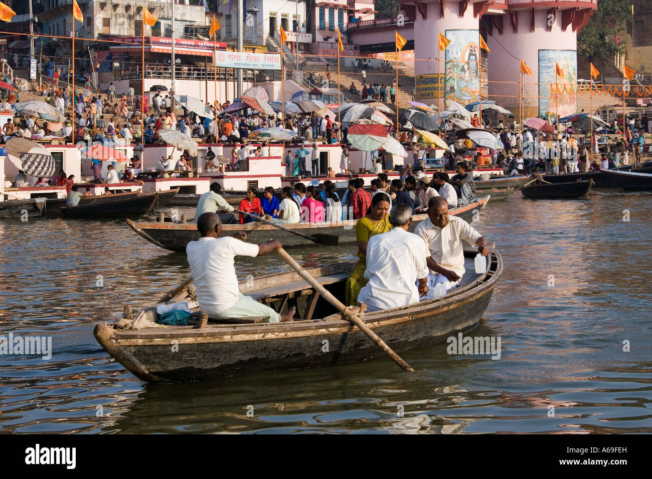 Die hinduistischen Ghats am westlichen Ufer des heiligen Ganges in Varanasi in Uttar Pradesh Region im Norden Indiens Stockfoto