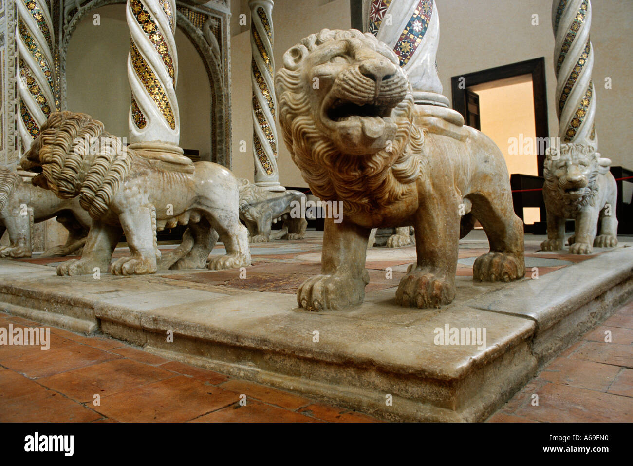 Ravello Amalfi Küste Italien Sculpted Löwen unterstützen die hohe Kanzel des Doms Stockfoto