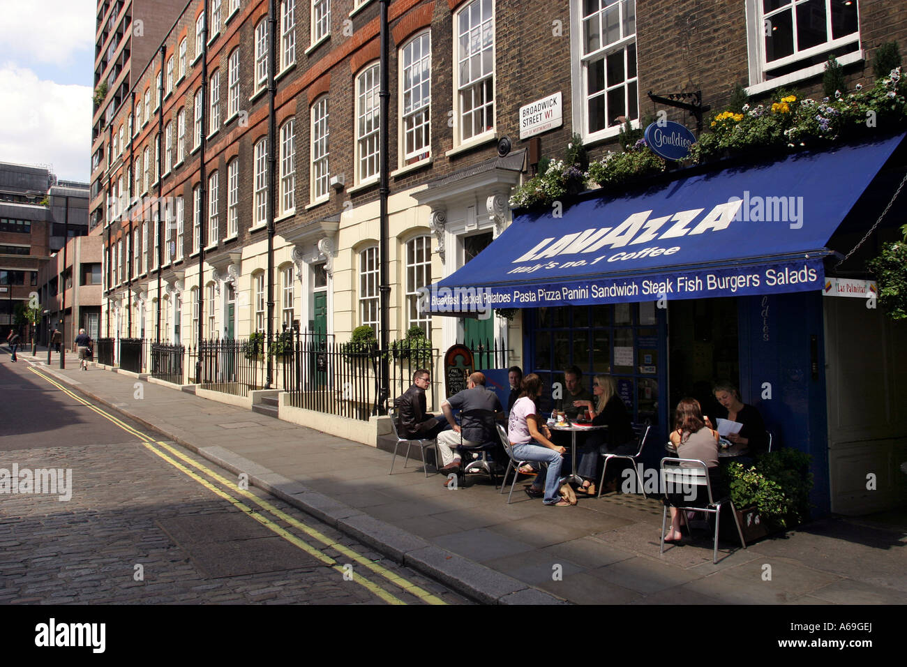 UK-London-Soho-Broadwick Street Häuser und Lavazza Straßencafé Stockfoto