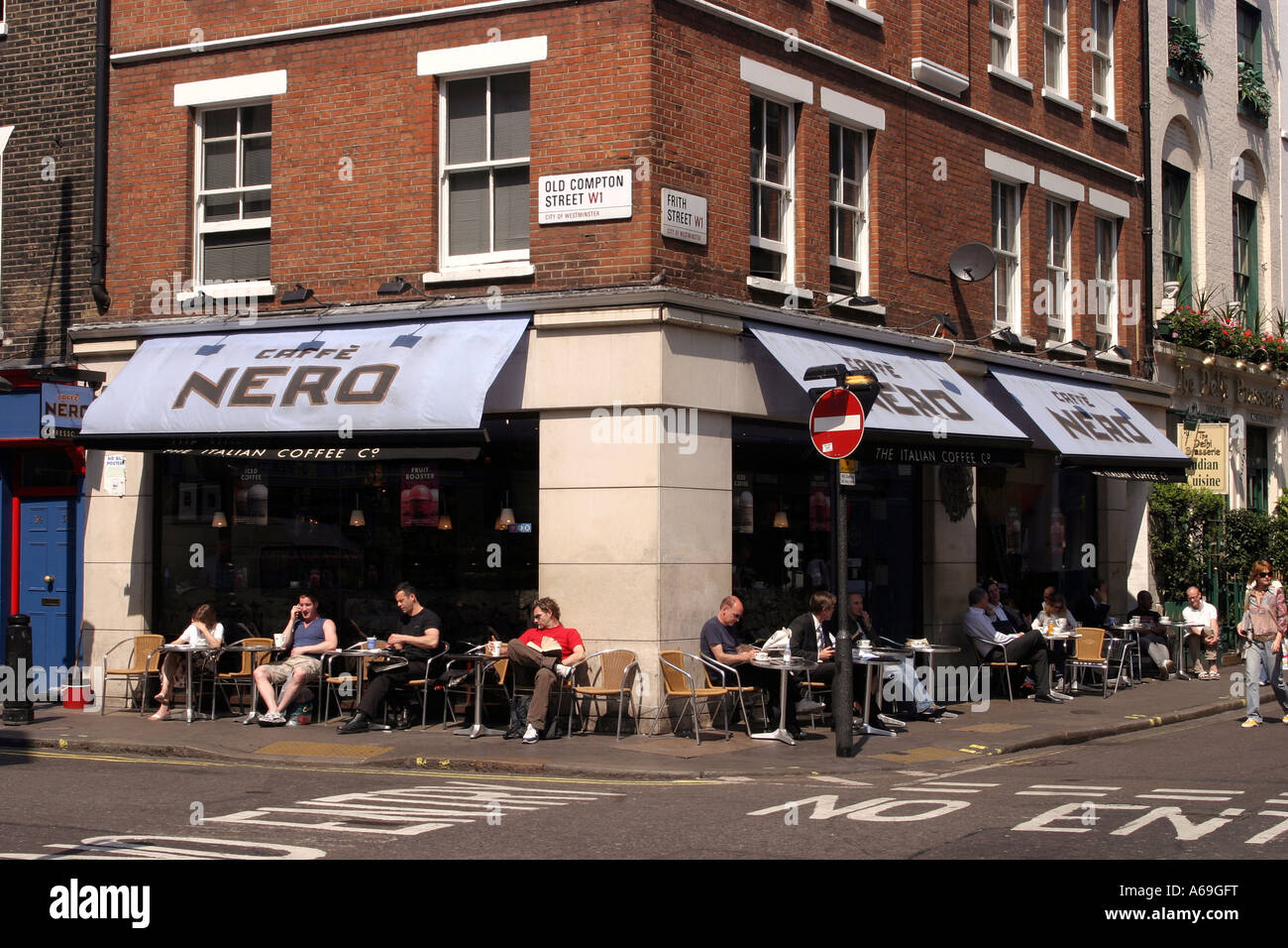 UK London Soho Frith Street Caffe Nero Café al Fresco Gäste saßen auf Bürgersteig Stockfoto