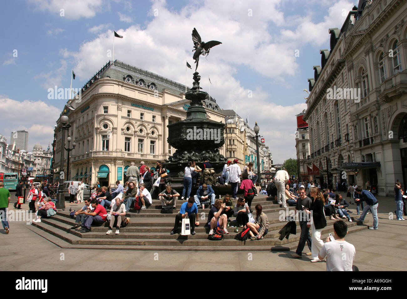 UK London Piccadilly Circus Touristen saßen unter Statue des Eros Stockfoto