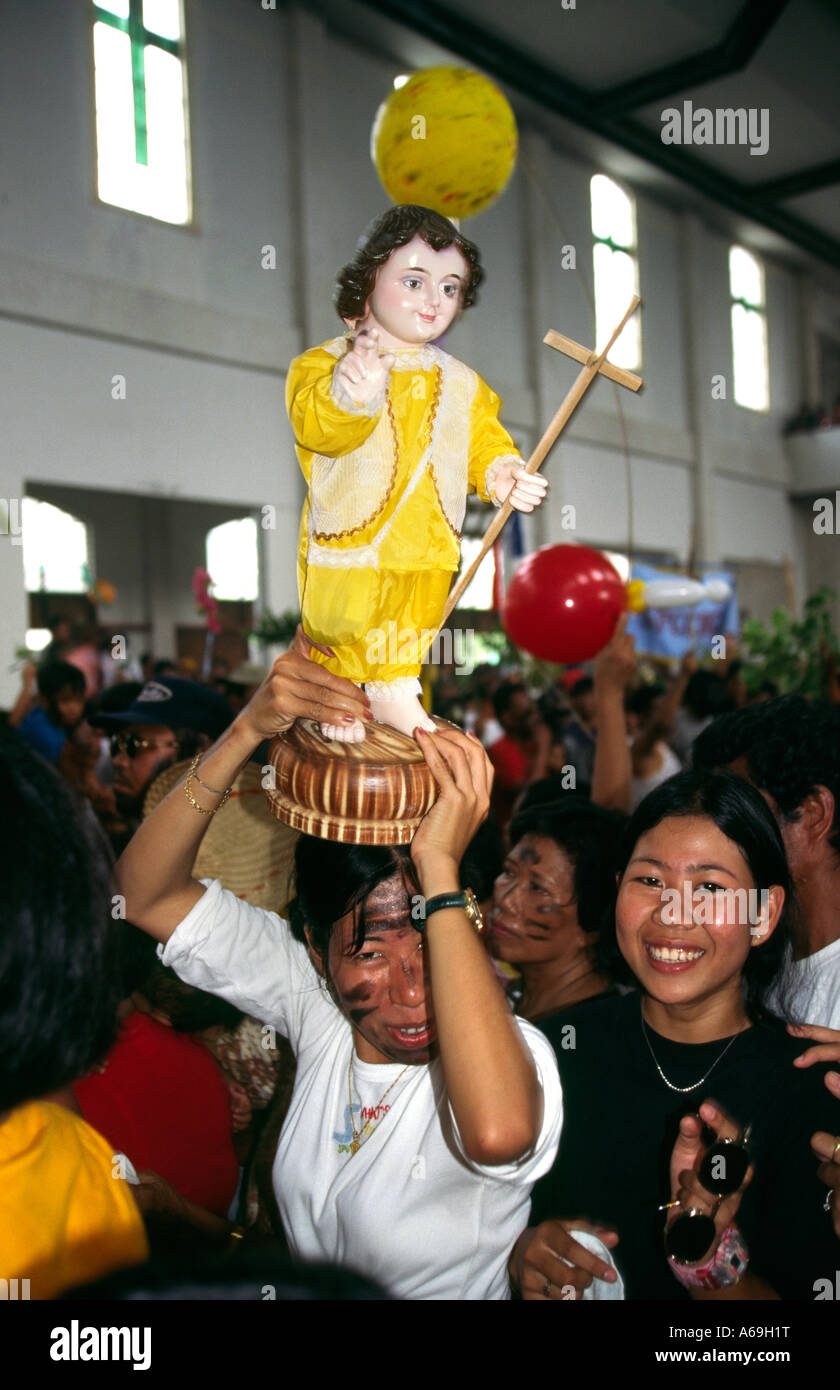 Philippinen Panay Ibajay Religion Ati Atihan Festival Verehrer halten Sr Santo Niño Stockfoto