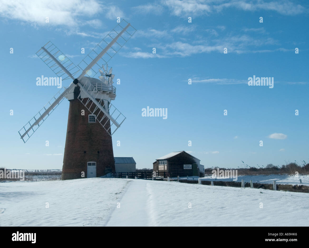 EINE WINTERSZENE MIT HORSEY WINDMÜHLE UND SCHNEE, NORFOLK BROADS, EAST ANGLIA, ENGLAND, GROßBRITANNIEN, UK, Stockfoto