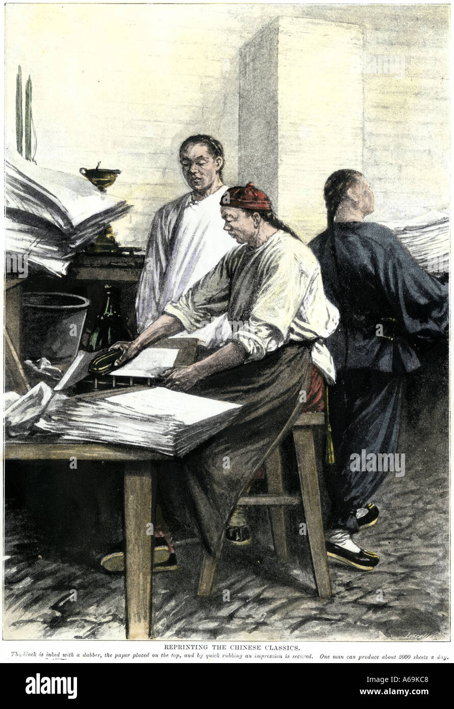 Chinesische Drucker farb Bausteine chinesischen Klassiker zu drucken; Papier ist auf der Oberseite des inked Block 1800. Handcolorierte halftone einer Abbildung Stockfoto