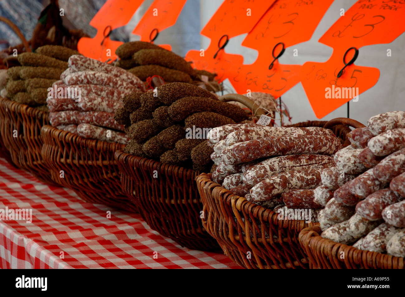 weitere deutsche Würstchen auf einen Stand auf Sheffield kontinentalen Markt Stockfoto