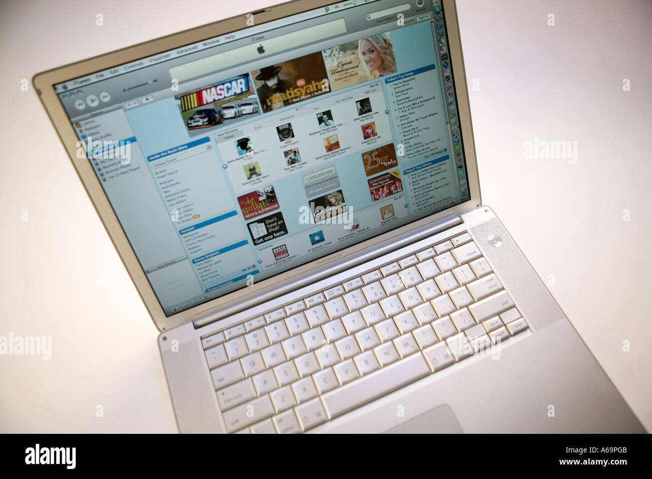 Apple Laptop Powerbook Computer auf weißem Hintergrund anzeigen Seite von iTunes Online-Musik und video Store-Website Feb 2006 Stockfoto