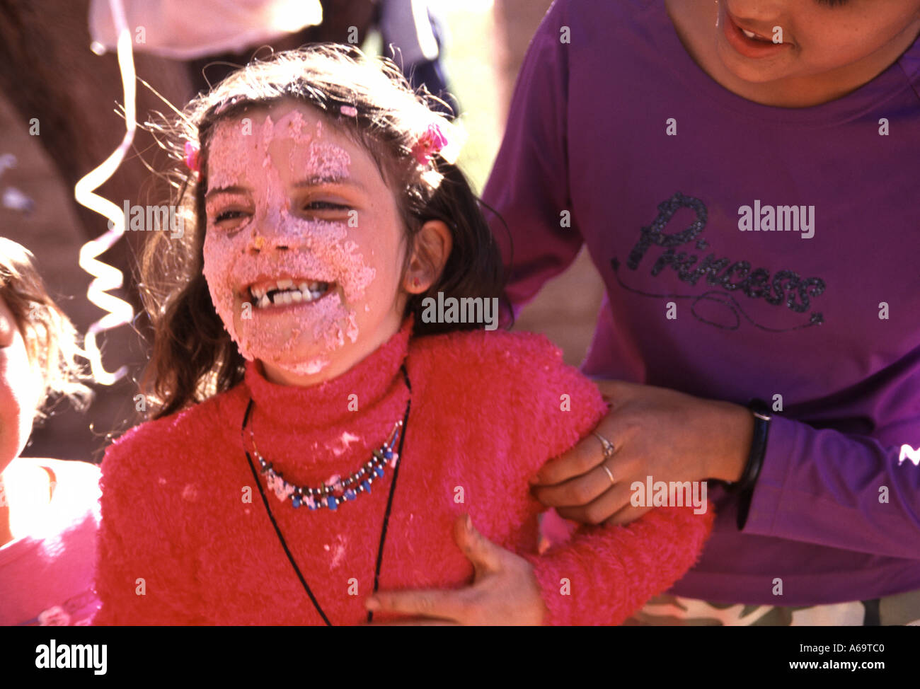 Happy girl mit einem chaotischen Gesicht Spaß an einer Geburtstagsfeier Stockfoto