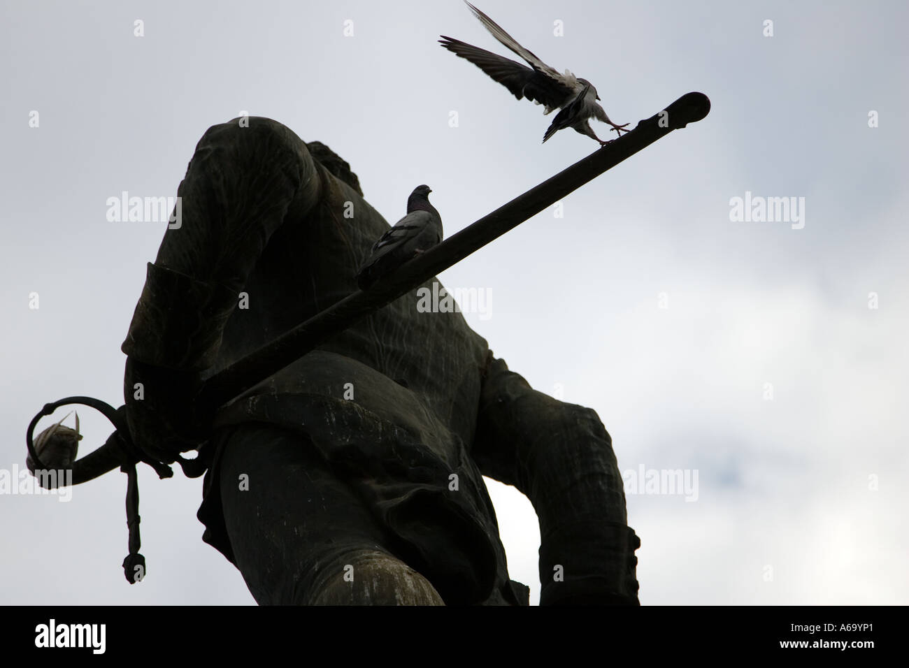 Statue eines militärischer Held und Taube, Sevilla, Spanien Stockfoto