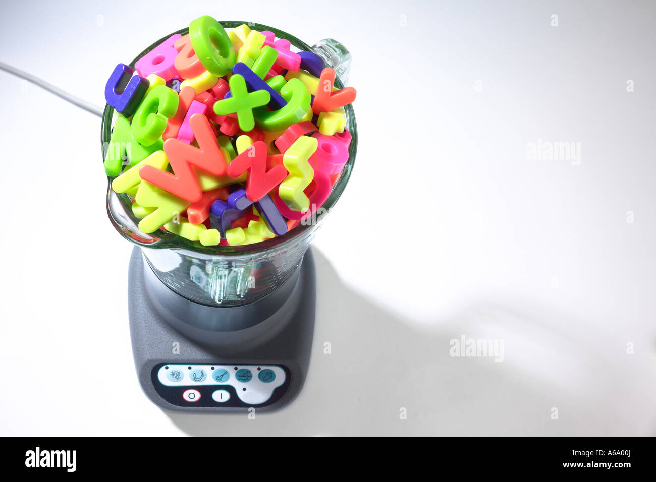 Kinder Alphabet Buchstaben In Einem Mixer Stockfotografie Alamy