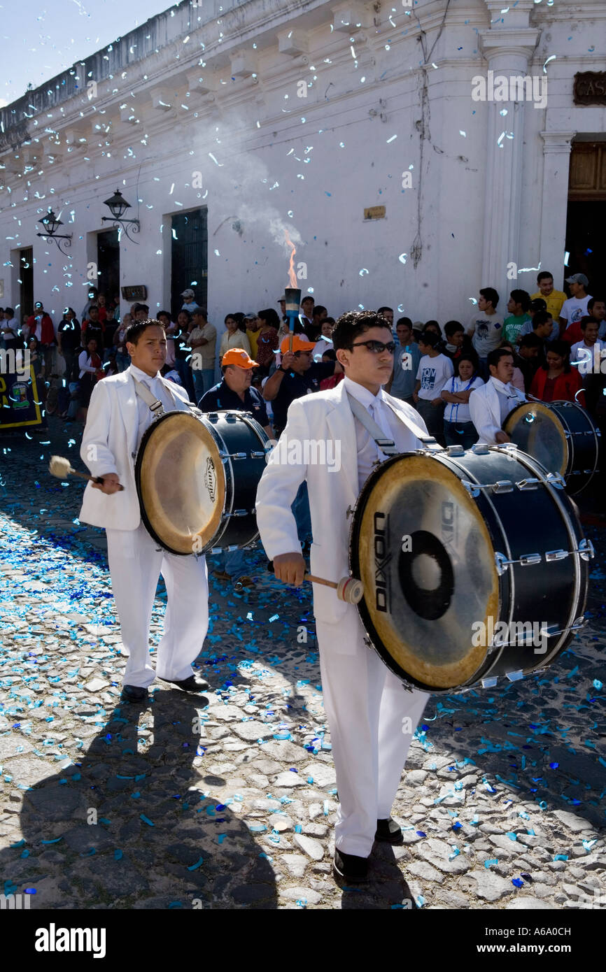 Parade mit Band und Konfetti koloniale Hauptstadt von Antigua Guatemala Stockfoto