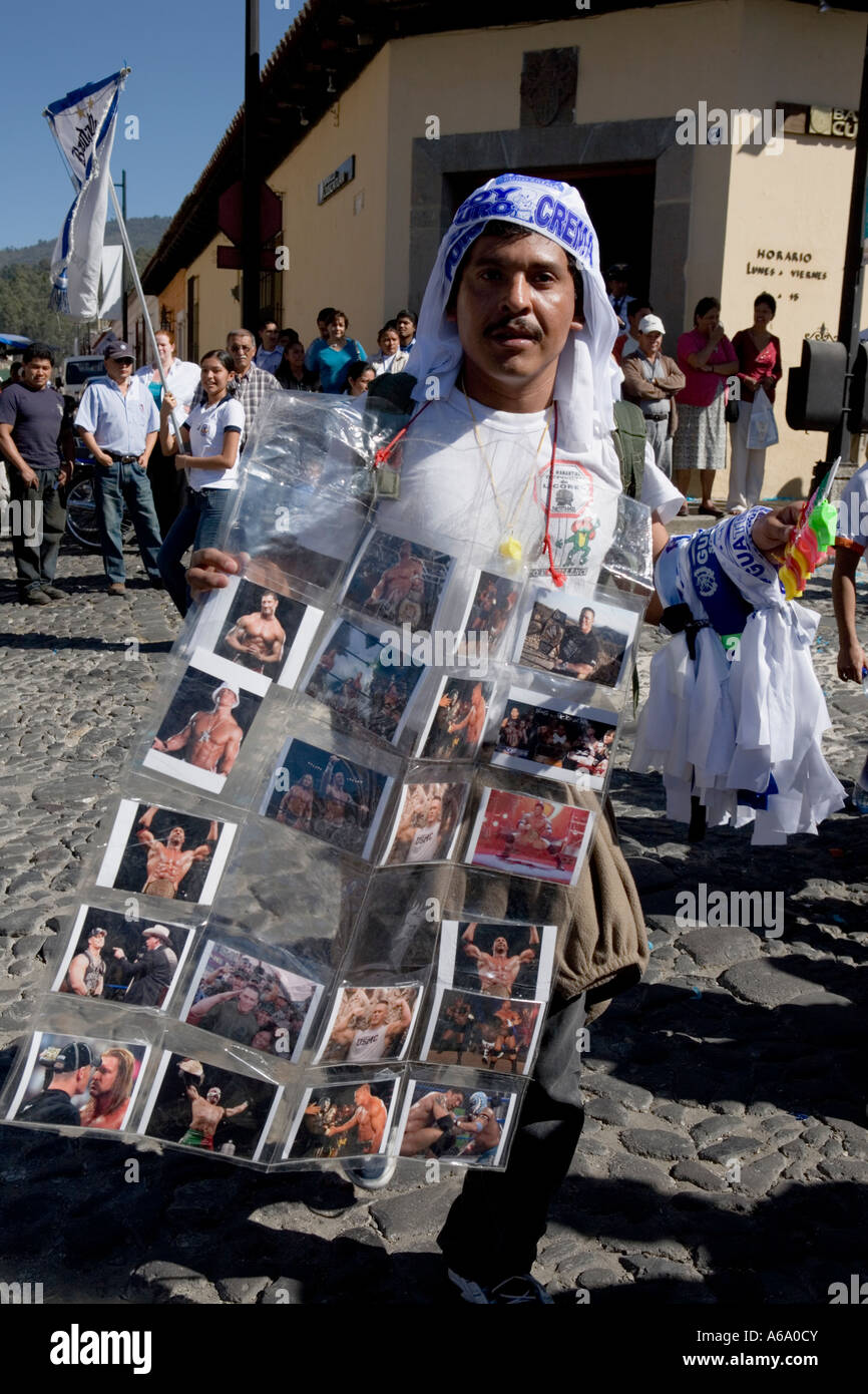 Mann verkauft Ringer Fotos bei Parade koloniale Hauptstadt von Antigua Guatemala Stockfoto