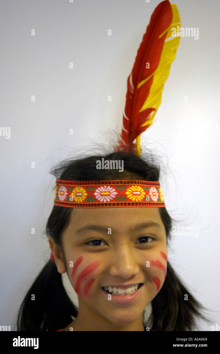Squaw Kostüm indigenen indianischen Stammes Kostüm glückliches Gesicht Mädchen Kopf Frauenporträt Stockfoto